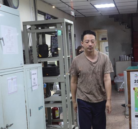 欧陆平台：汪小菲现身警局举报大S长期滥用药物、非法拘禁孩子