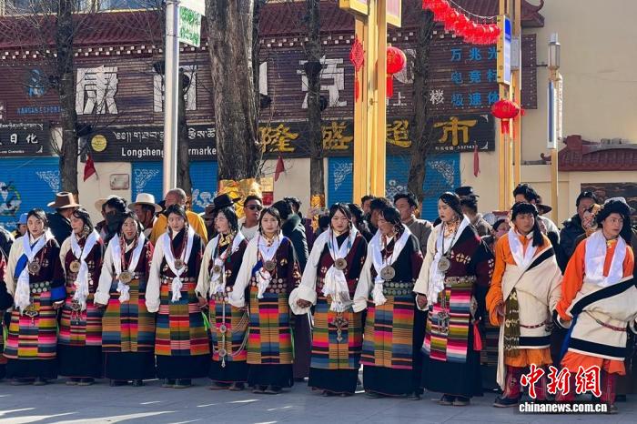 重庆时时彩：（新春走基层）四川甘孜：藏族群众踏歌起舞庆新年