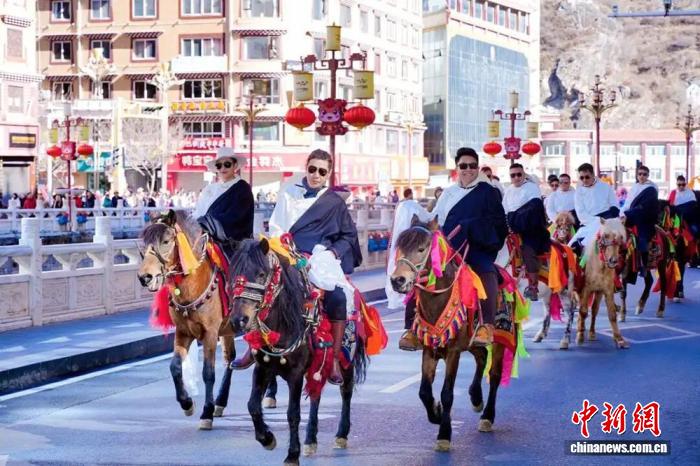 重庆时时彩：（新春走基层）四川甘孜：藏族群众踏歌起舞庆新年